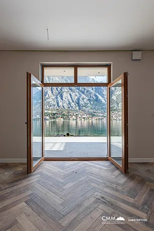 Eine luxuriöse dreistöckige Villa in erster Meereslinie in Kotor